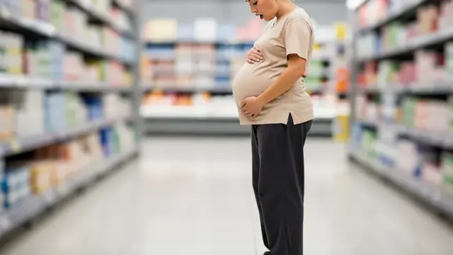 Frauen erkennen, wenn die Fruchtblase platzt und das Fruchtwasser abfließt