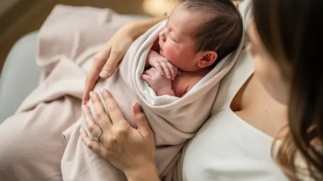 Kaiserschnitt Psychologie: Frauen verarbeiten emotionale Erfahrungen nach Geburt