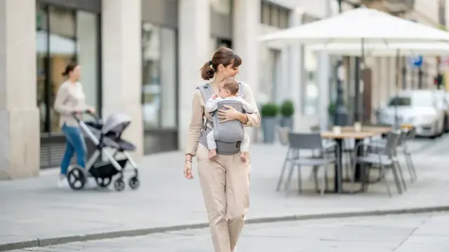 Vergleich von Kinderwagen und Trage für Baby unterwegs