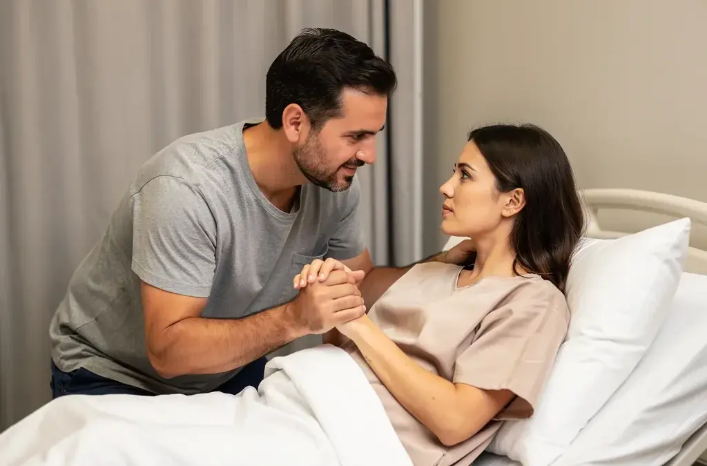 Partner unterstützt Geburt mit praktischen Tipps und emotionaler Begleitung