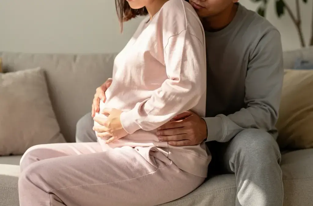Partner unterstützt bei Schmerzlinderung während der Geburt durch emotionale Nähe und Massagen