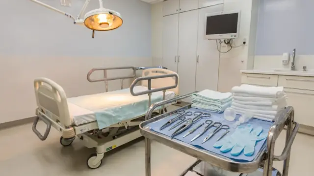 Sterile Vorbereitung für Dammschutz bei der Geburt im Kreißsaal