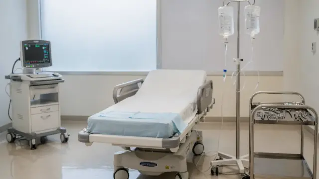 Geburtszimmer mit Überwachungsgerät und Klinikbett zu Komplikationen bei der Geburt