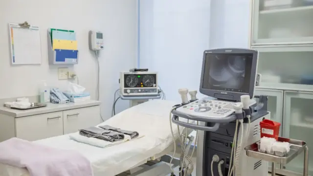 Klinisches Motiv zur Plazentalösung bei der Geburt in einer Geburtsklinik mit Ultraschall und Monitoring.