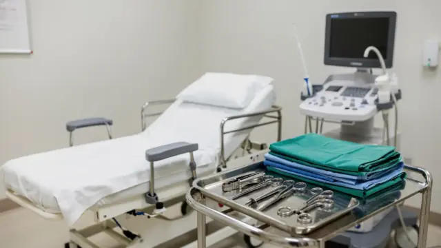Geburtszimmer mit medizinischen Geräten zum Thema Dammschnitt