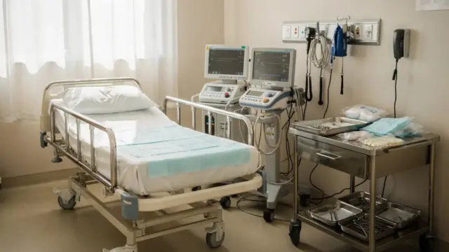 Geburtsraum in der Klinik zur Eröffnungsphase der Geburt mit Untersuchungsbett und Monitoren